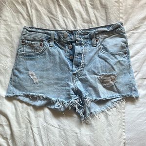Levi lightwash denim shorts